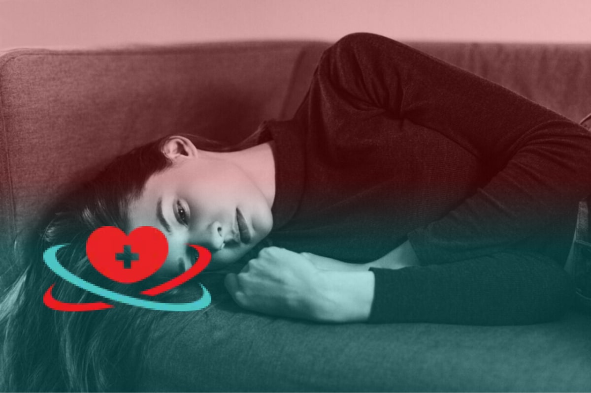 Девушка на диване Девушка лежит на диване