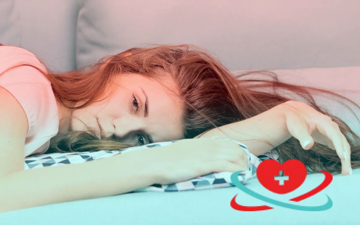 Девушка на диване Девушка лежит на диване грустная