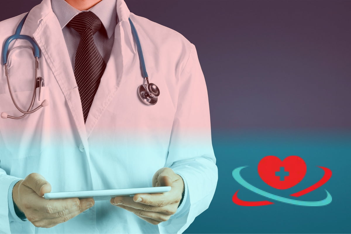 Врач с планшетомт Врач держит в руках планшет