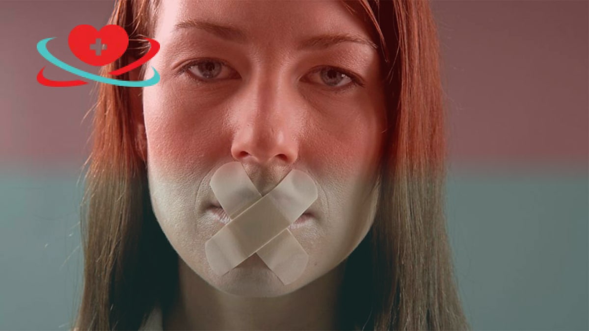 Девушка с пластырем Девушка с пластырями на рту