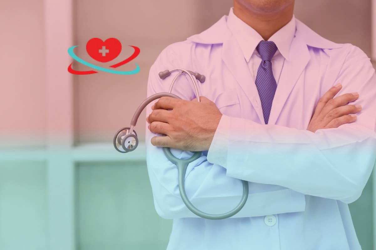 Доктор Доктор стоит сложив руки