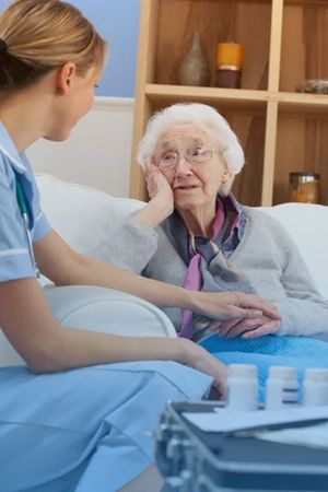 Девушка доктор и пожилая пациентка